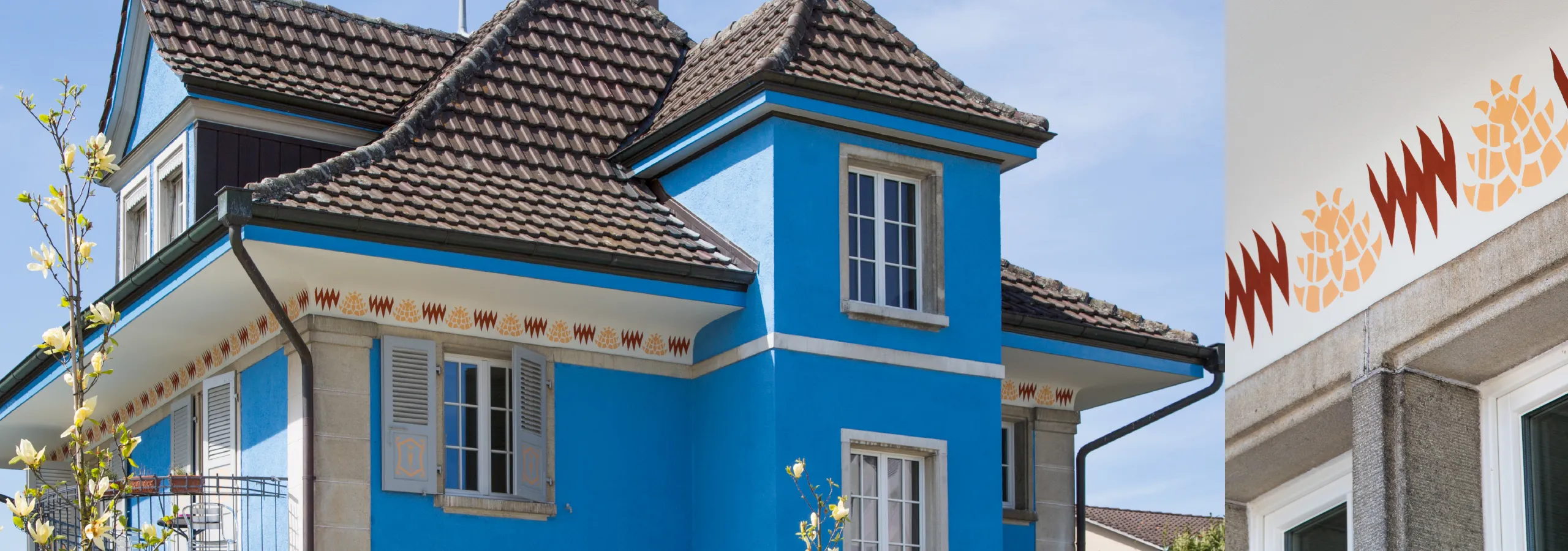 Renovierte blaue Fassade eines Wohnhauses in Brügg mit dekorativem Fries unter dem Dach