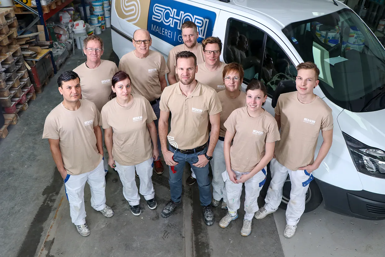 Das Team der Schori Malerei AG vor dem Firmenfahrzeug in der Werkstatt in Brügg